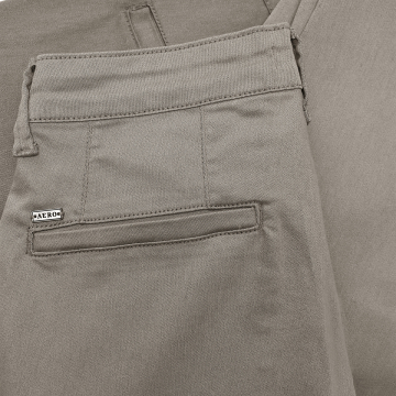 CALÇA SARJA SLIM SPORT FINO PLACA AERO NO BOLSO