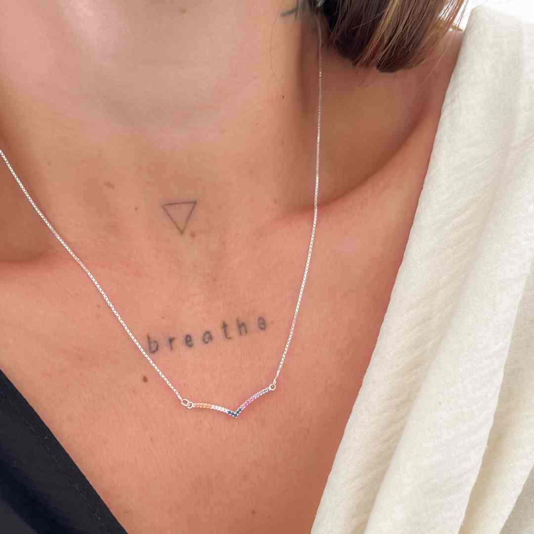 Colar V Pedrinhas Coloridas