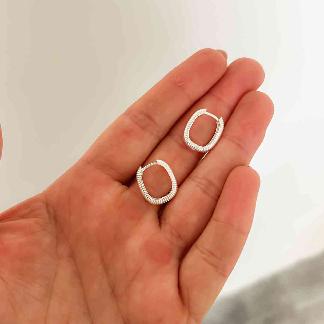 Brinco Argola Clic Quadrada Detalhada