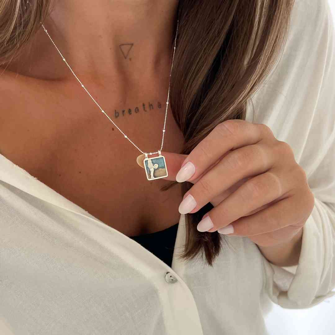 Pingente Menina Praia Bola Resinada