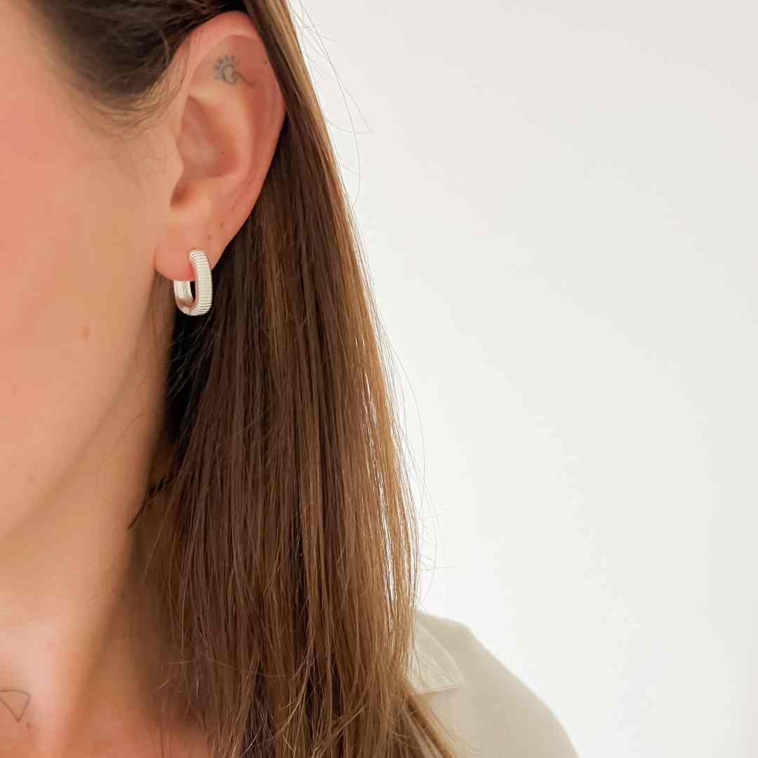 Brinco Argola Clic Quadrada Detalhada