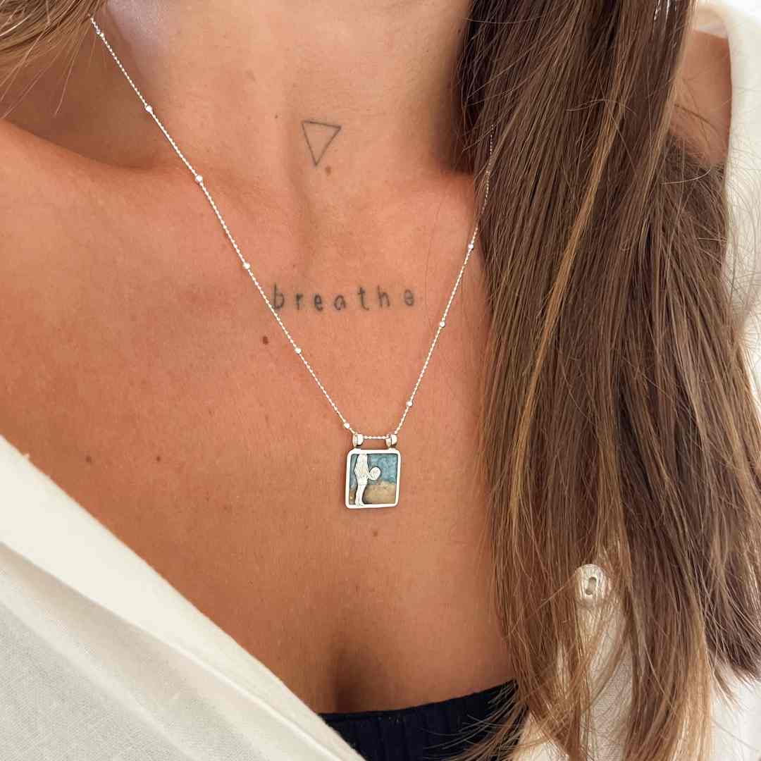 Pingente Menina Praia Bola Resinada