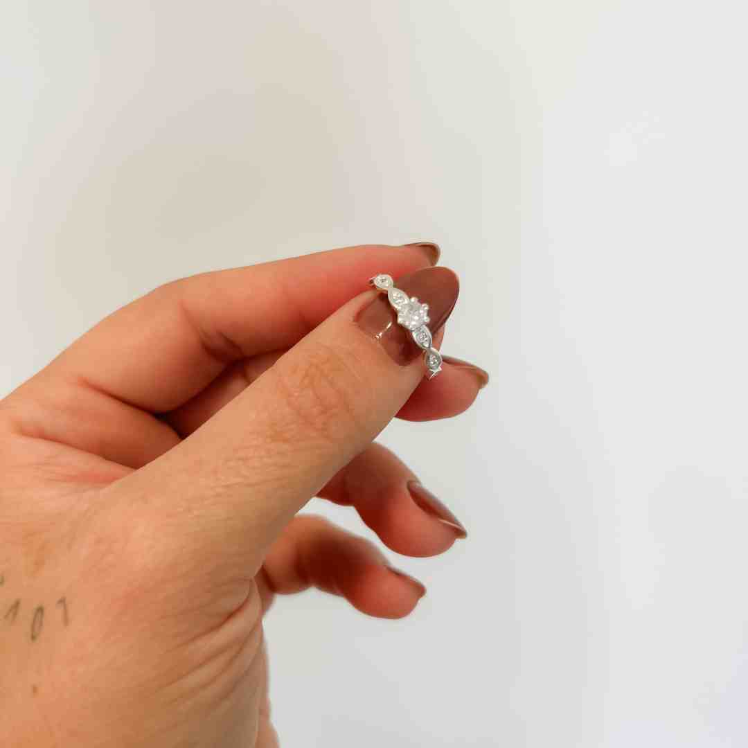 Anel Solitário Aro Detalhado Cravejado