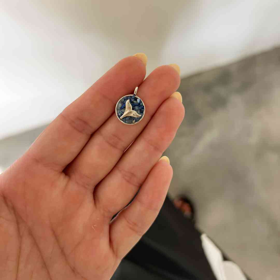 Pingente Medalha Cascalho Pedra Natural Cianita Azul e Rabo de Sereia