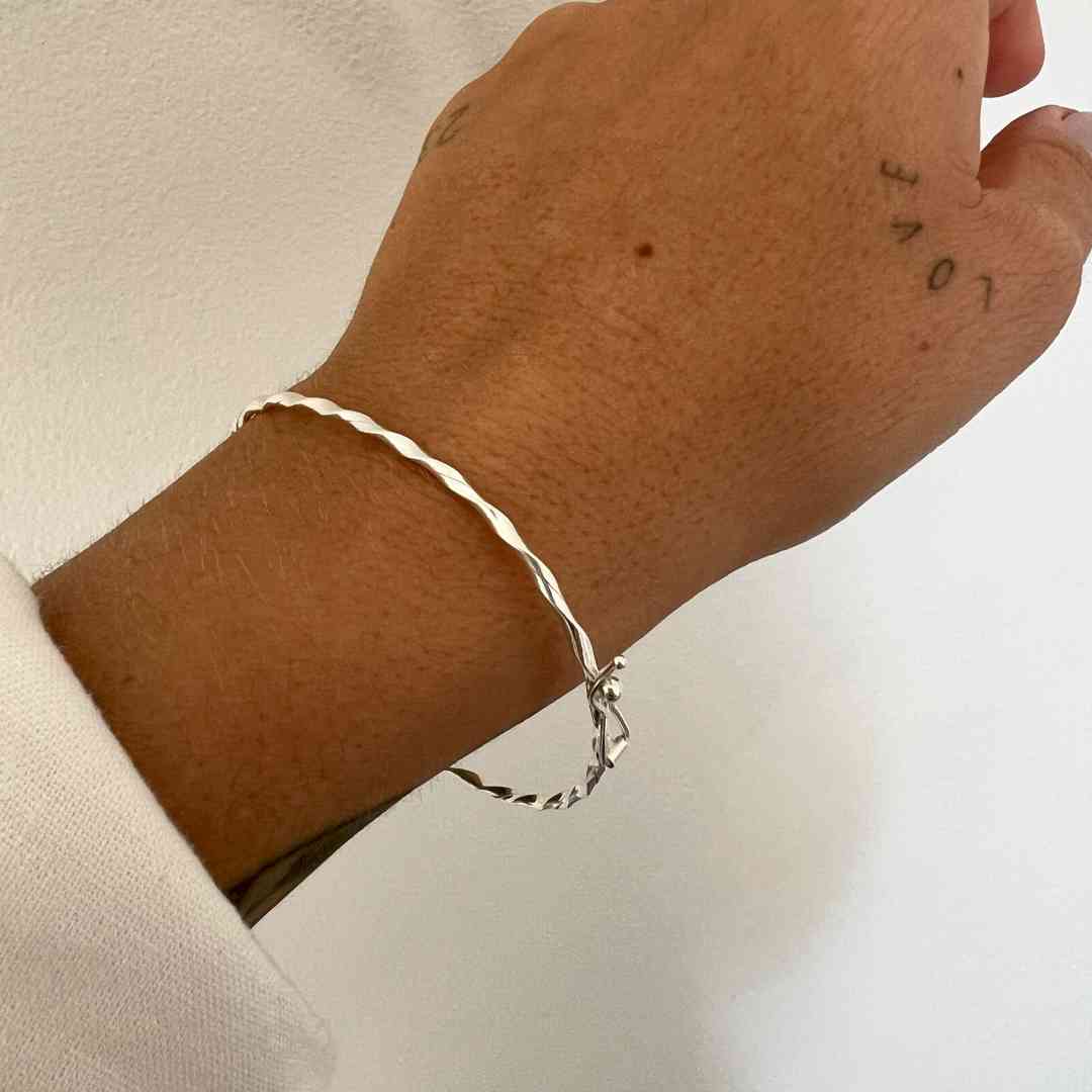 Pulseira aro fino torcido