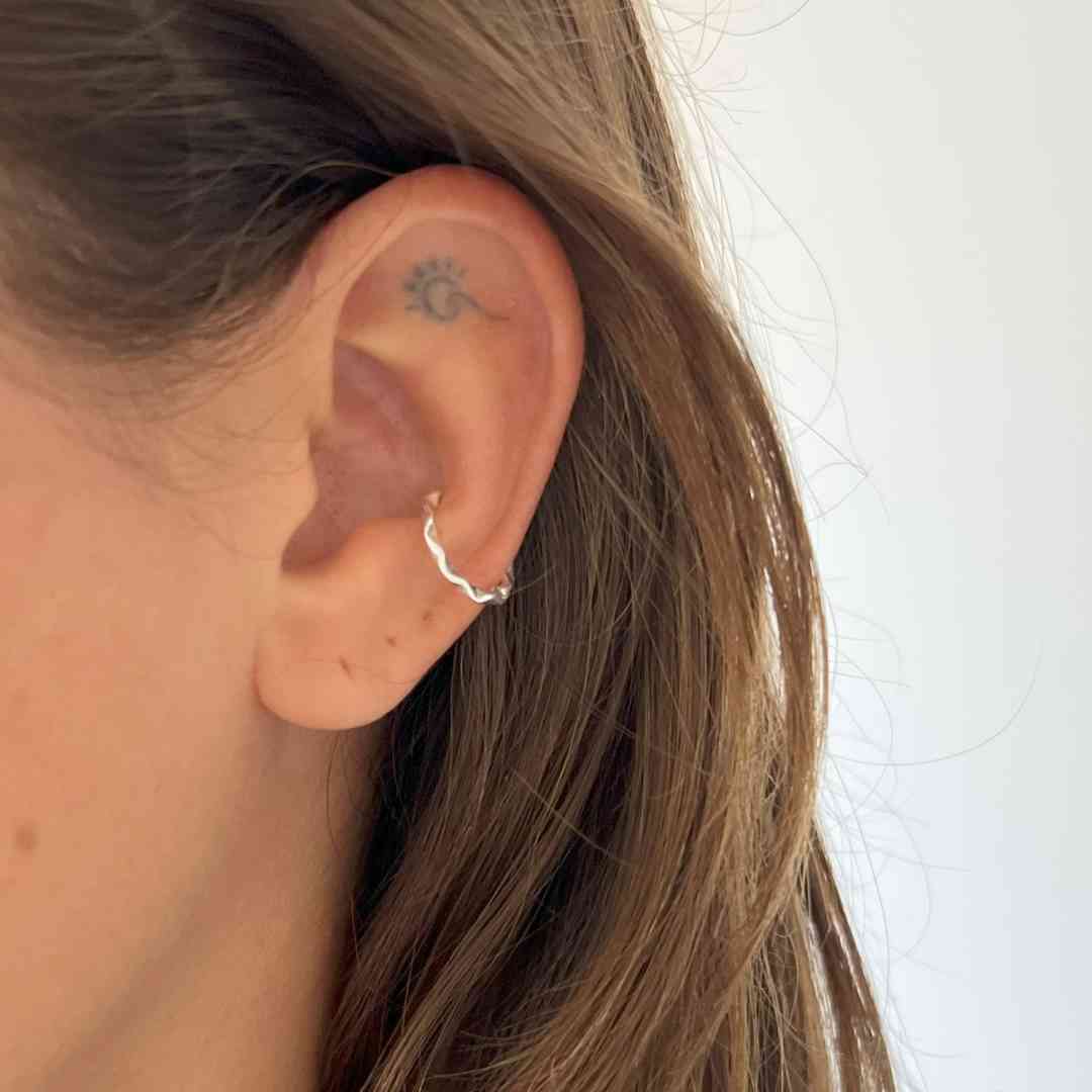 Piercing fake detalhado liso