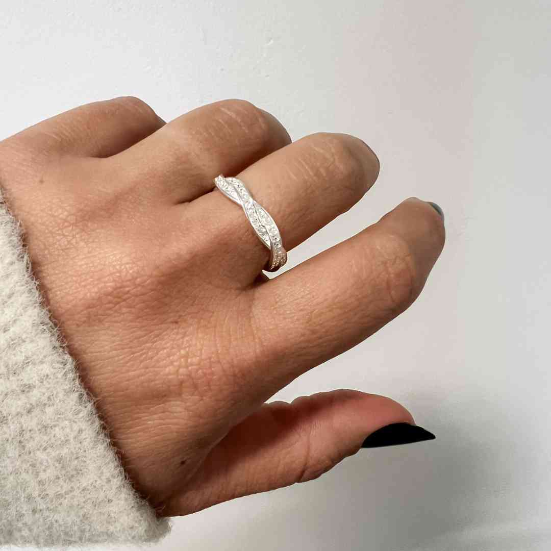 Anel Dois Fios Entrelaçados Cravejados