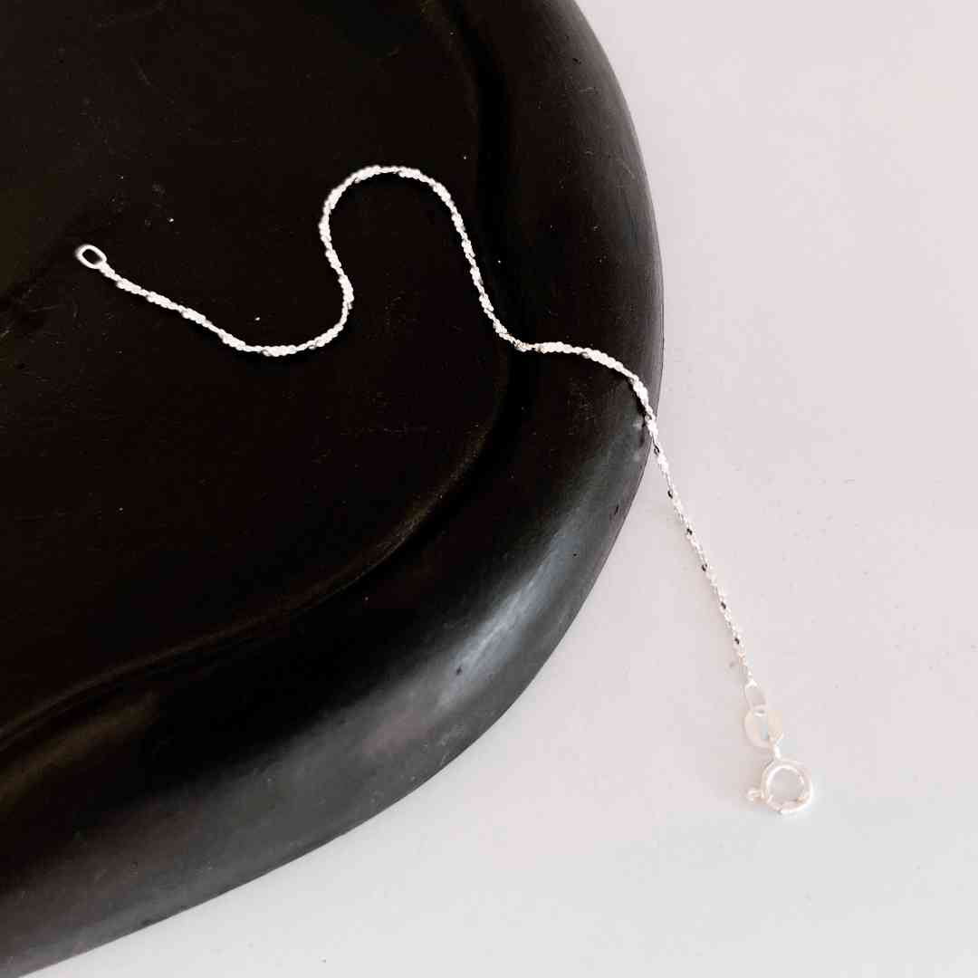 Pulseira fio fino detalhado