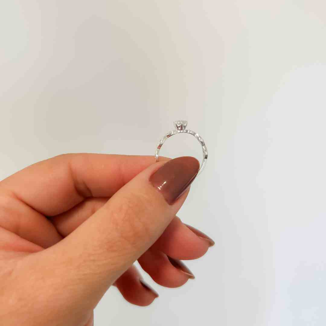 Anel Solitário Aro Detalhado Cravejado