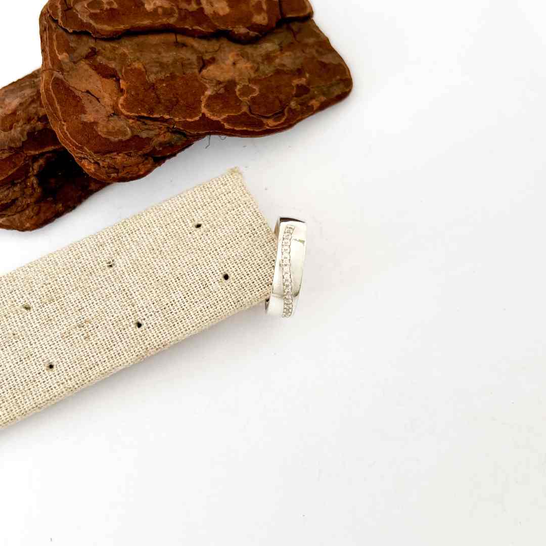 Anel Largo Ondulação Cravejada