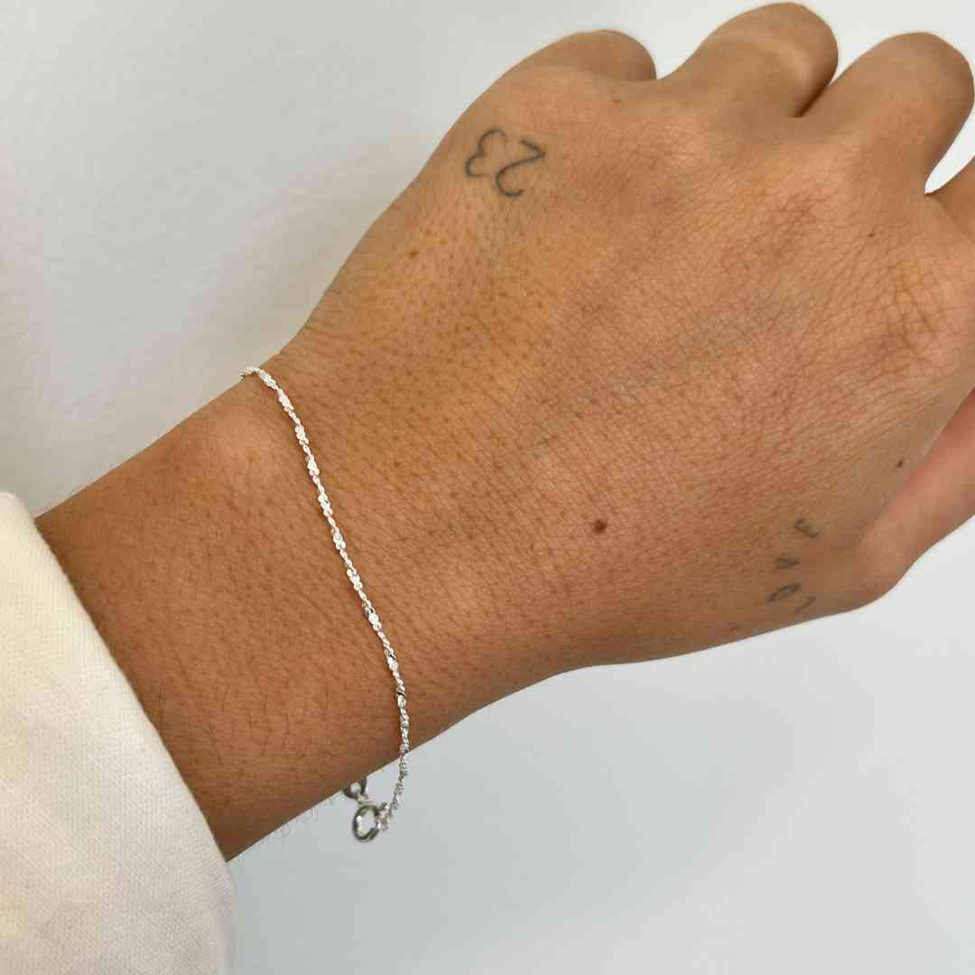 Pulseira fio fino detalhado