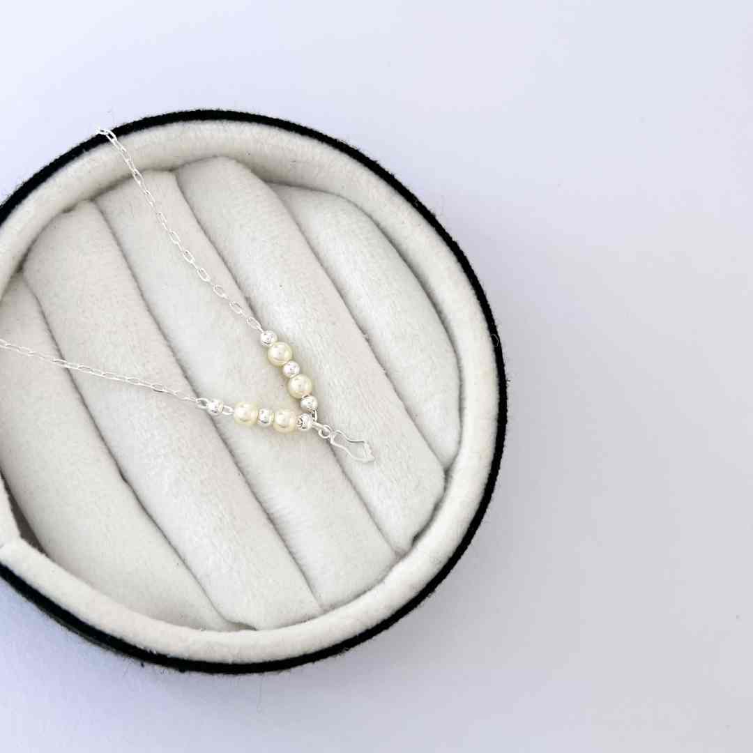 Pulseira Pérolas e Mini Figa