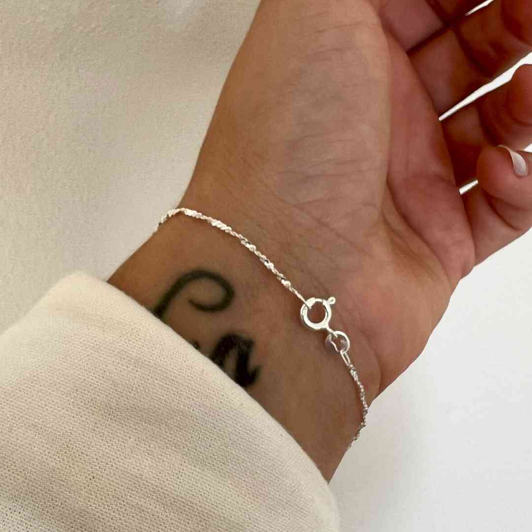 Pulseira fio fino detalhado