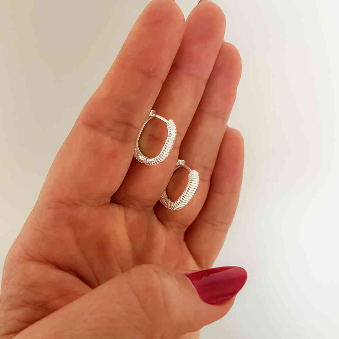 Brinco Argola Clic Quadrada Detalhada