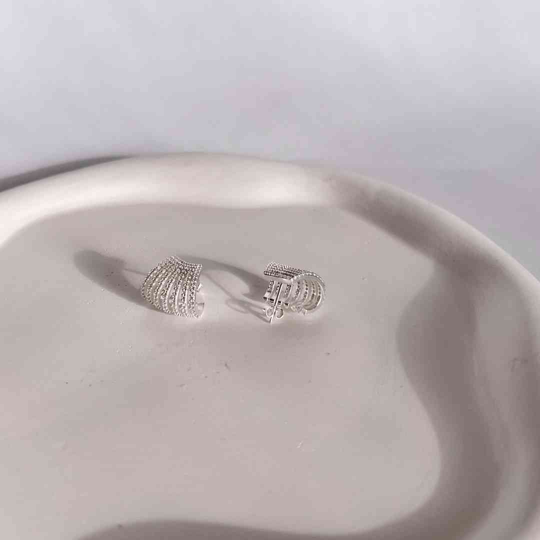 Brinco meia argola 7 aros cravejada