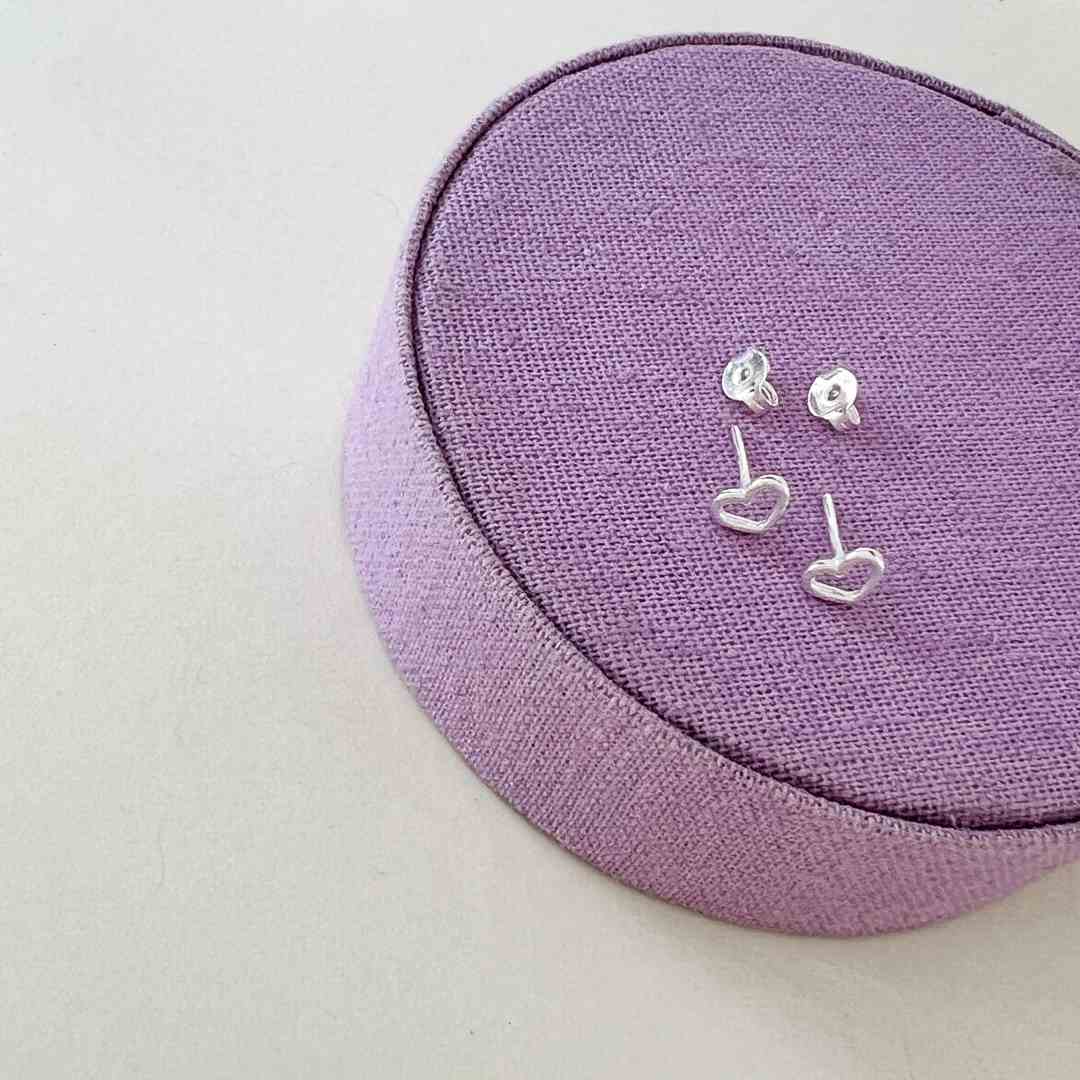 Brinco Mini Coração Vazado