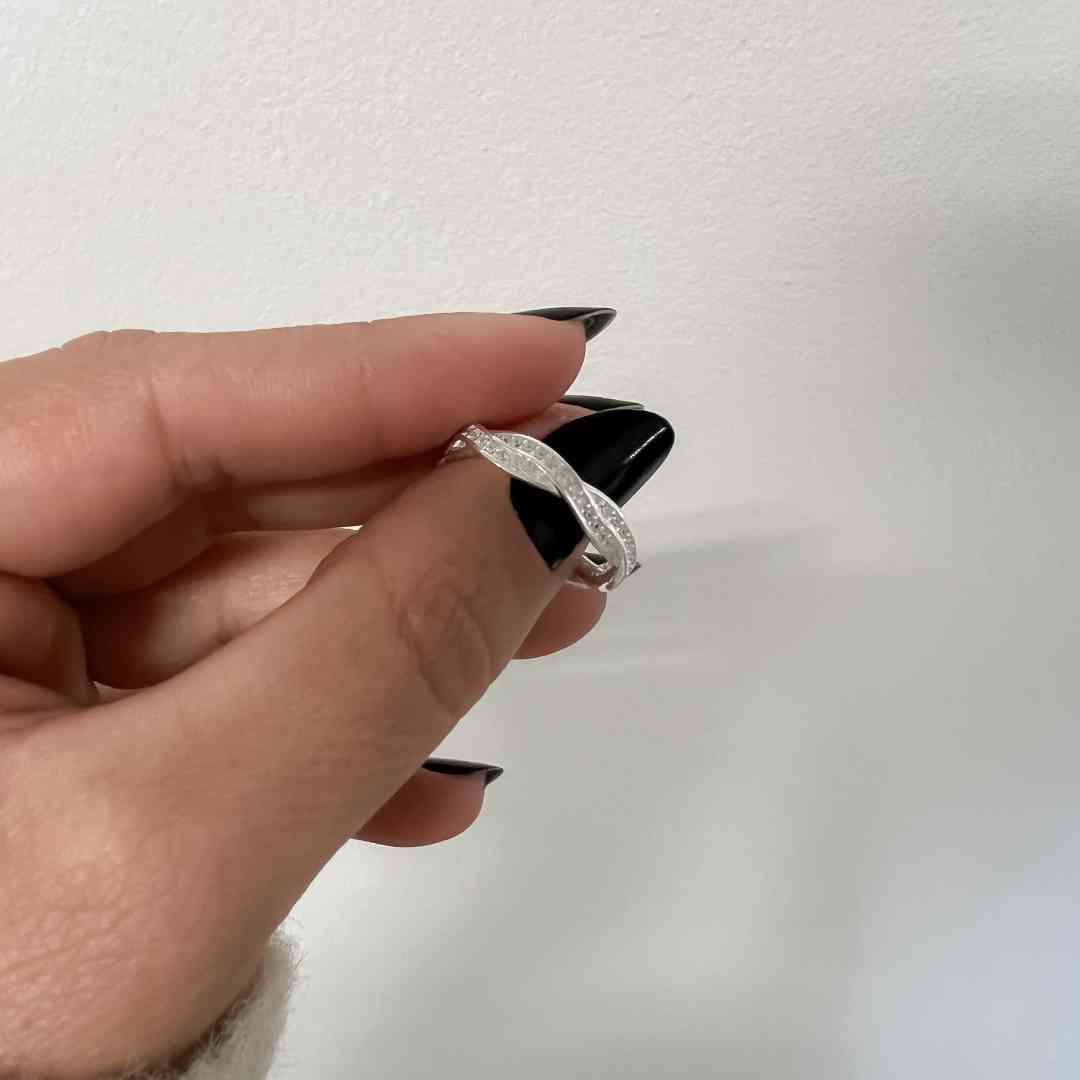 Anel Dois Fios Entrelaçados Cravejados