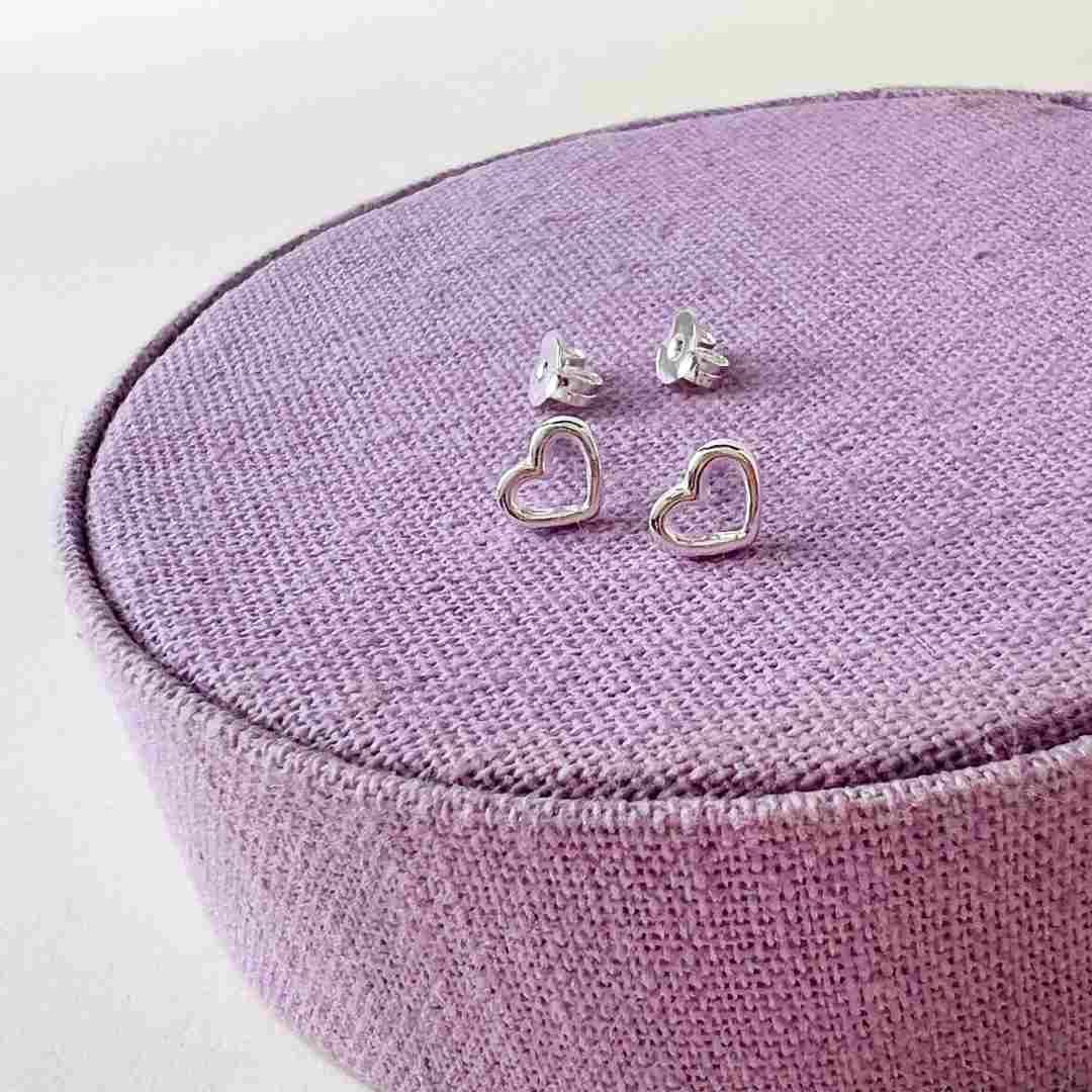 Brinco Mini Coração Vazado