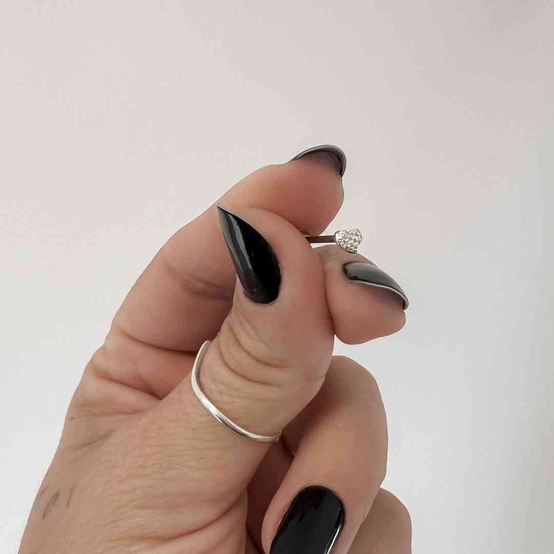 Piercing Haste Reta Coração Cravejado