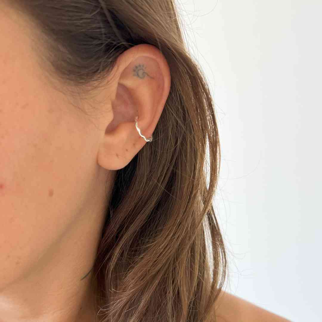 Piercing fake detalhado liso