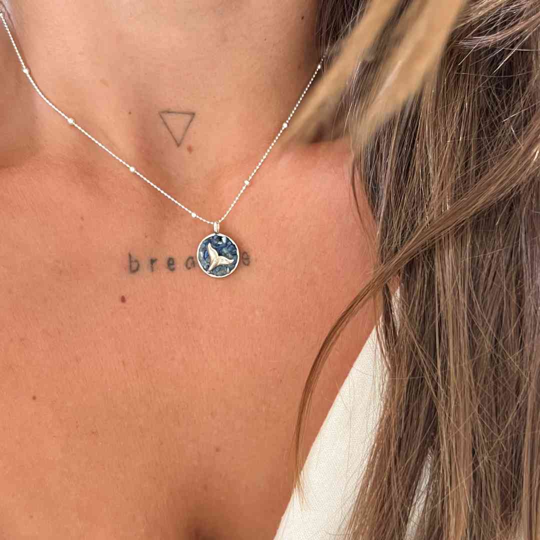 Pingente Medalha Cascalho Pedra Natural Cianita Azul e Rabo de Sereia