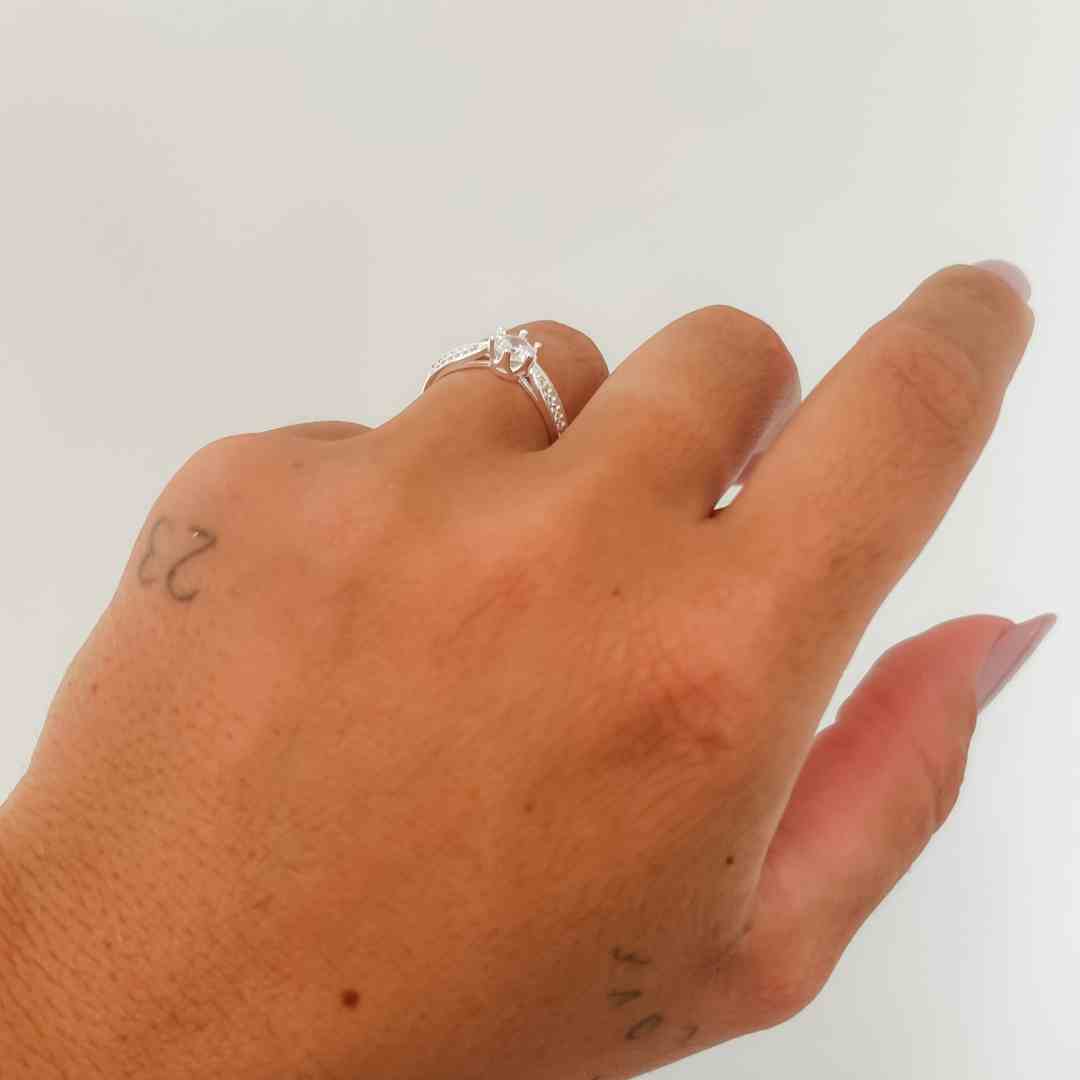 Anel Solitário Aro Duplo Cravejado