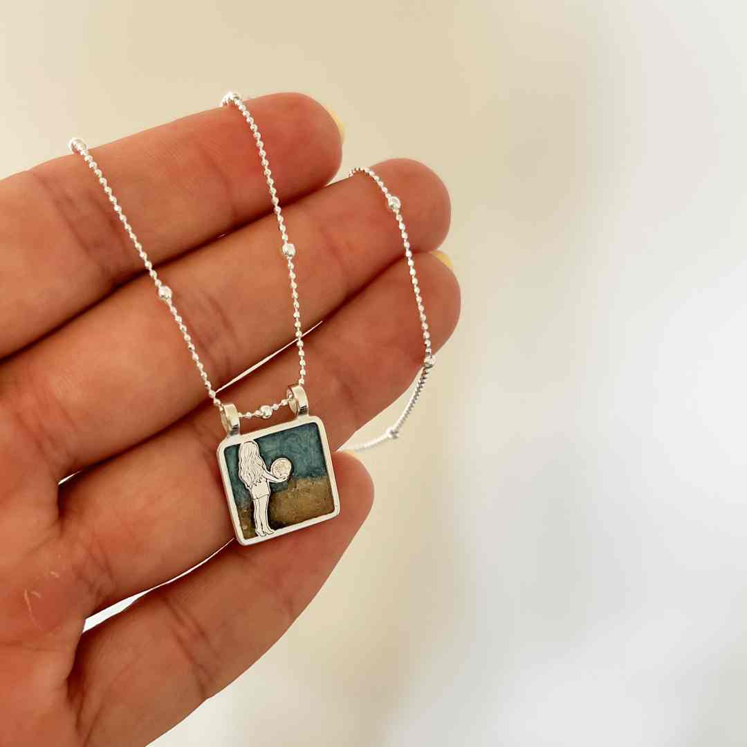 Pingente Menina Praia Bola Resinada