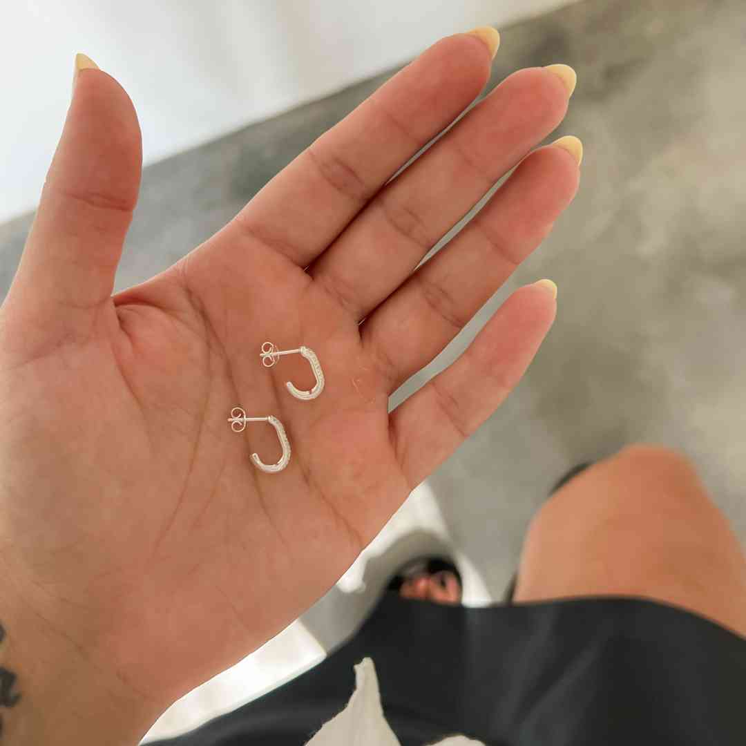 Brinco Meia Argola Cravejada