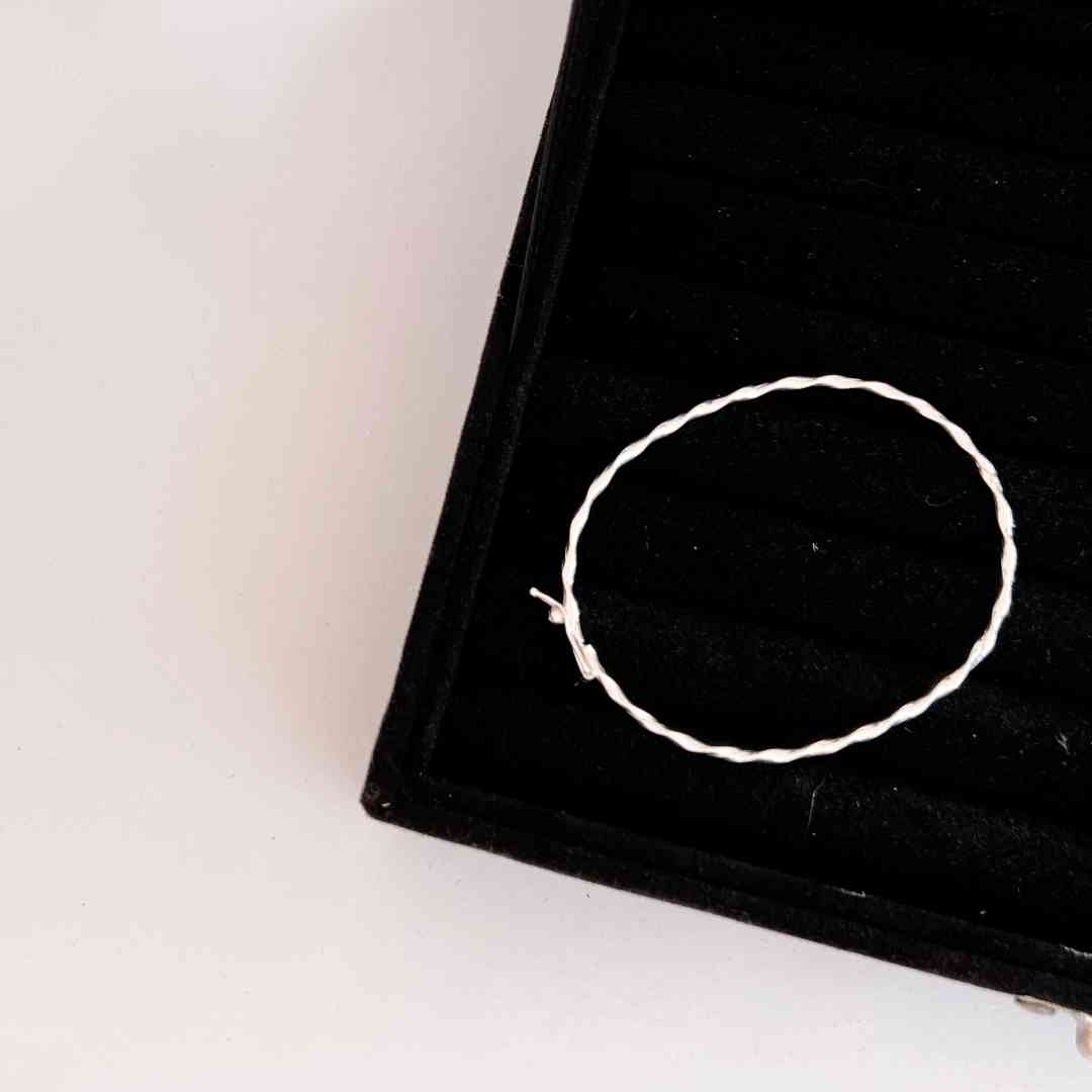 Pulseira aro fino torcido