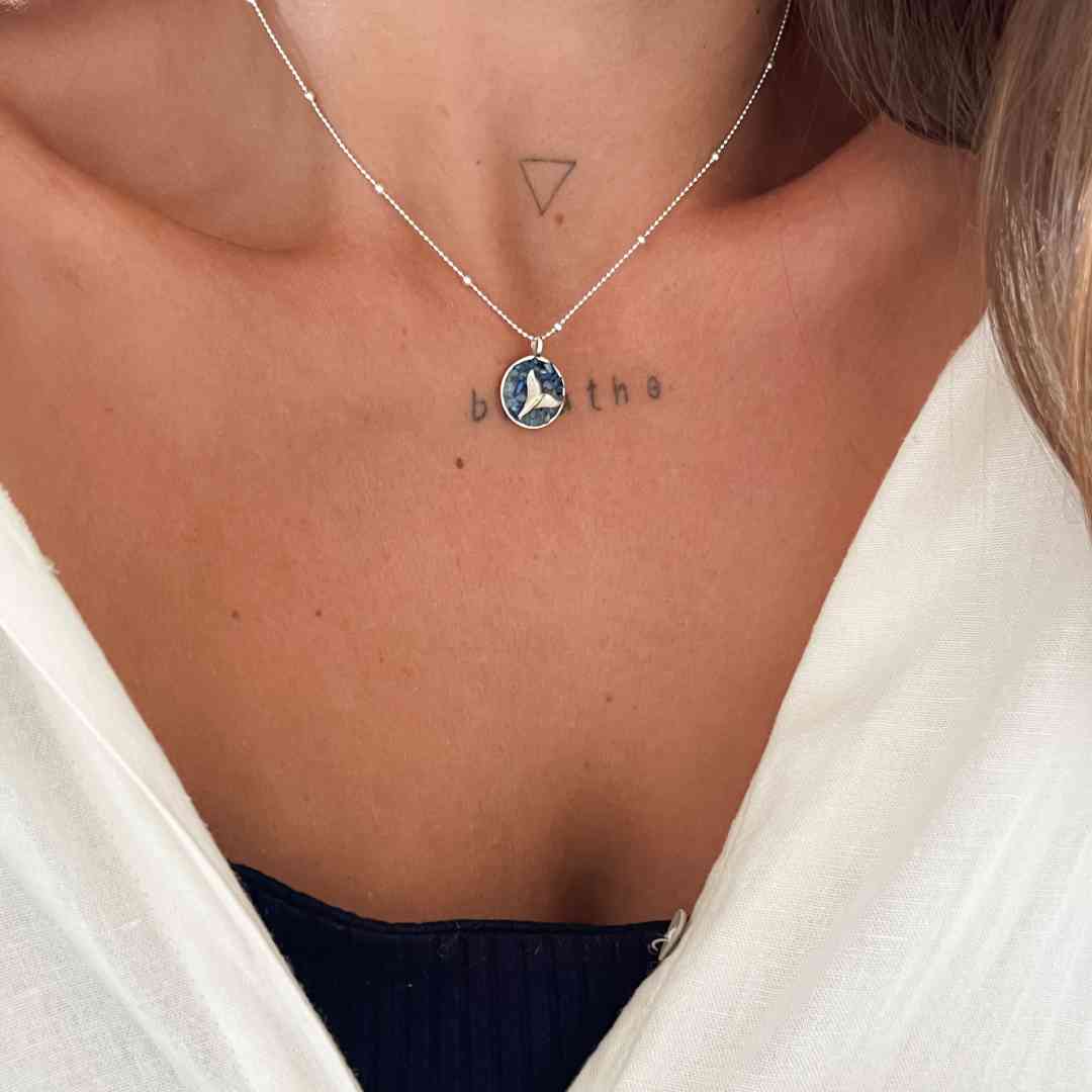 Pingente Medalha Cascalho Pedra Natural Cianita Azul e Rabo de Sereia