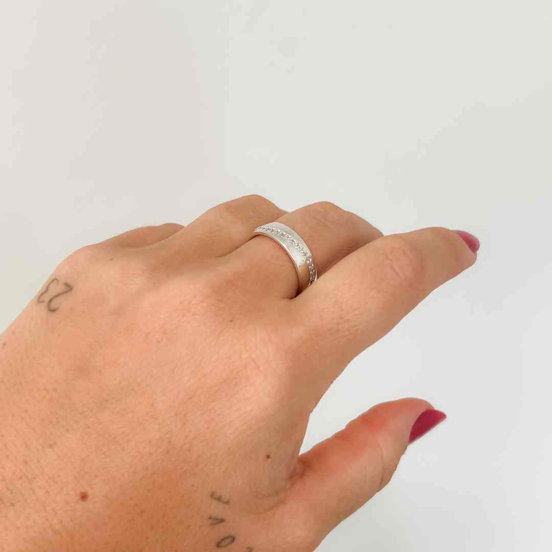 Anel Largo Ondulação Cravejada