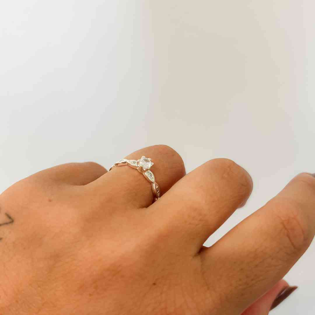 Anel Solitário Aro Detalhado Cravejado