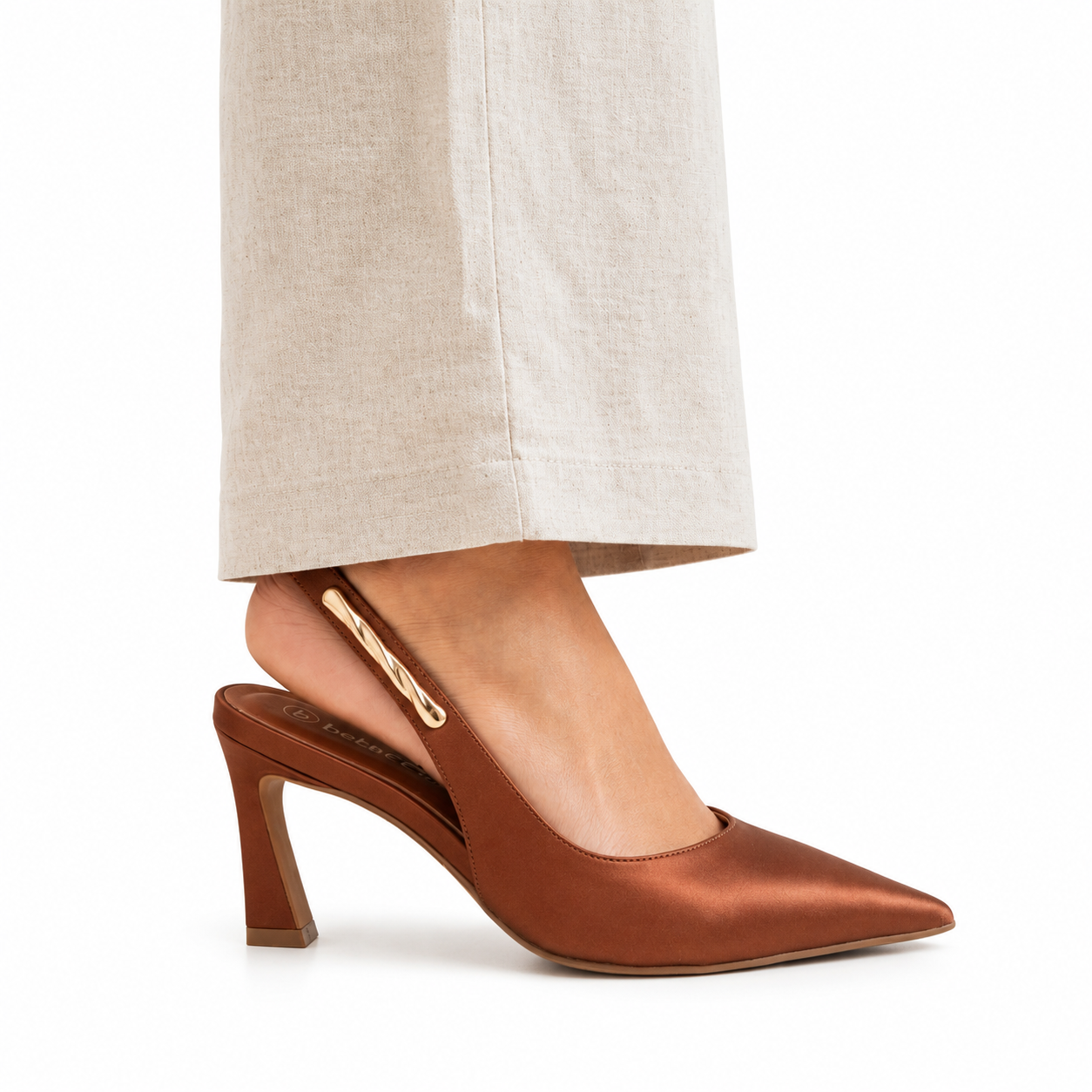 Slingback Feminino em Couro Salto Baixo