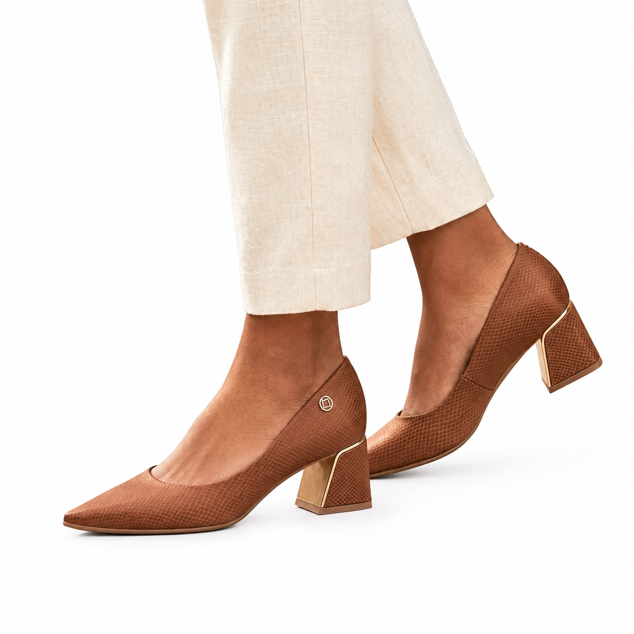 Scarpin Feminino em Couro Salto Bloco Bico Fino