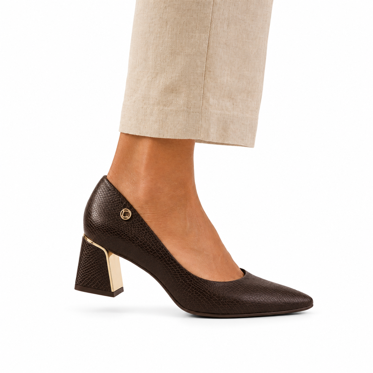 Scarpin Feminino em Couro Salto Bloco Bico Fino