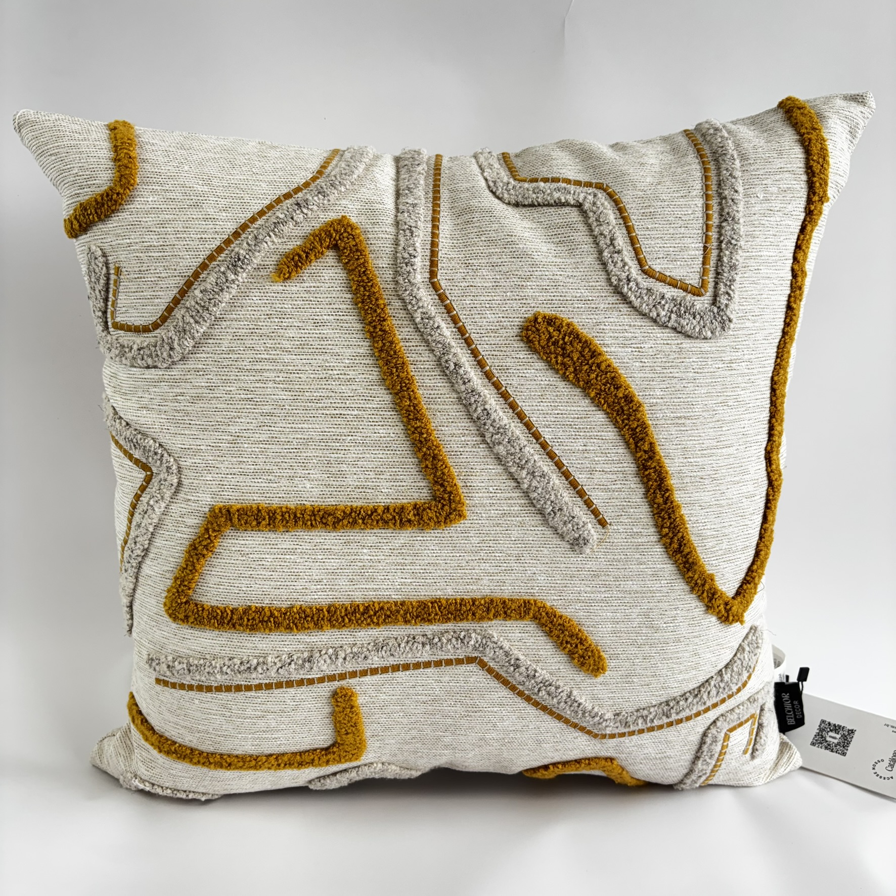 CAPA PARA ALMOFADA 50 X 50 CM  TRAMADO BEGE CLARO COM APLIQUE BOUCLE  AMARELO E BEGE
