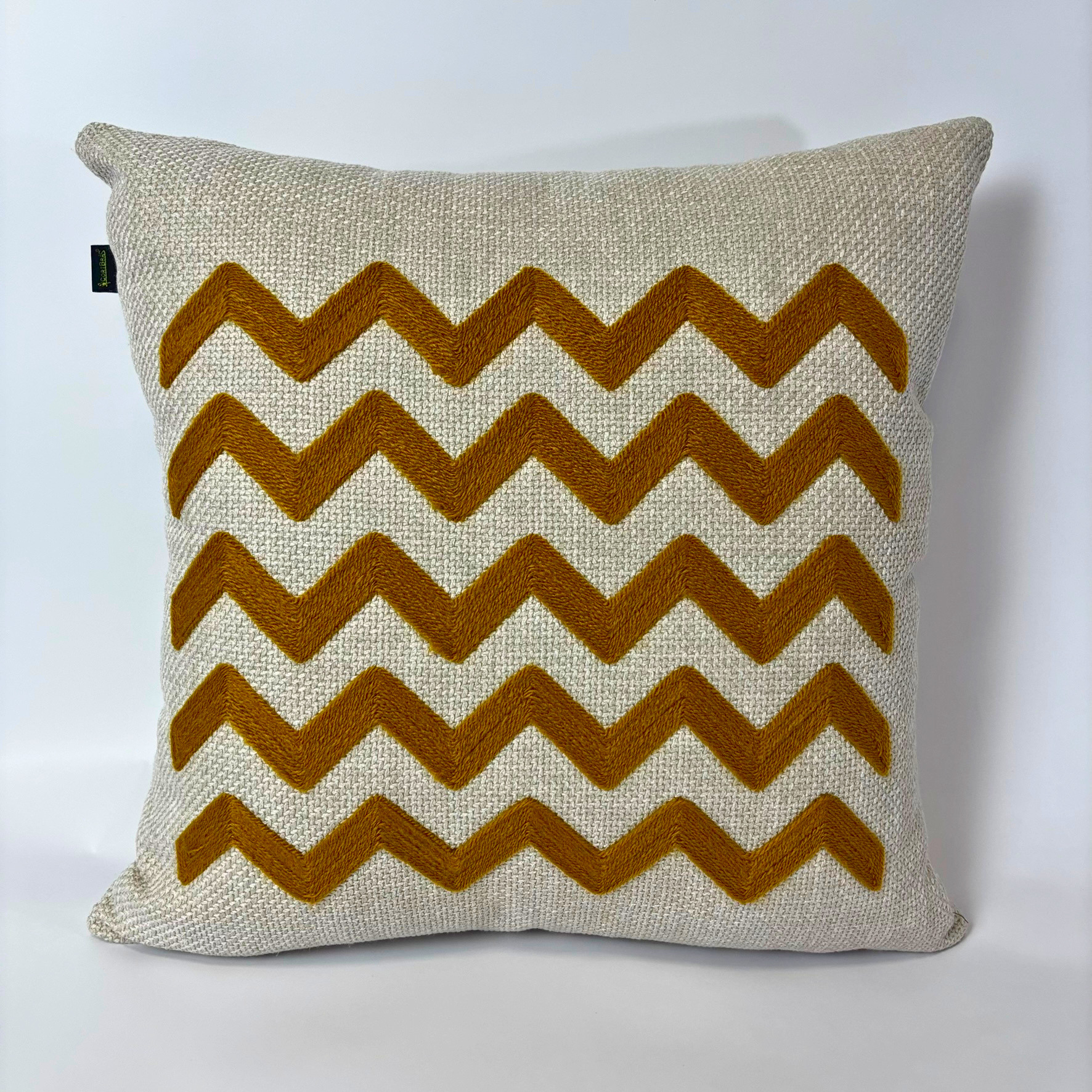 CAPA PARA ALMOFADA 50 X 50 CM  TRAMADO BEGE CLARO COM BORDADO AMARELO