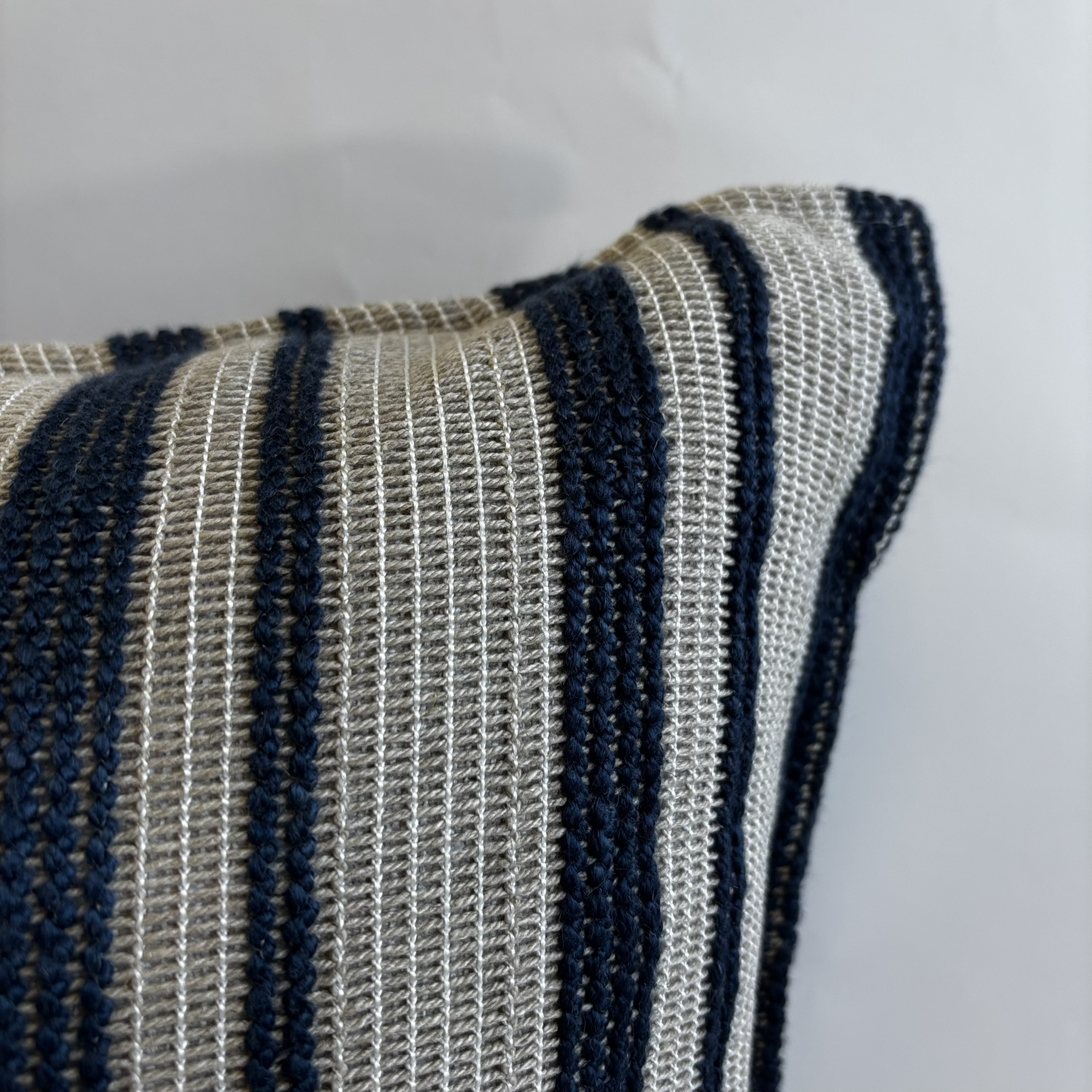CAPA PARA ALMOFADA 50 X 50 CM CROCHE LISTRA BEGE E AZUL