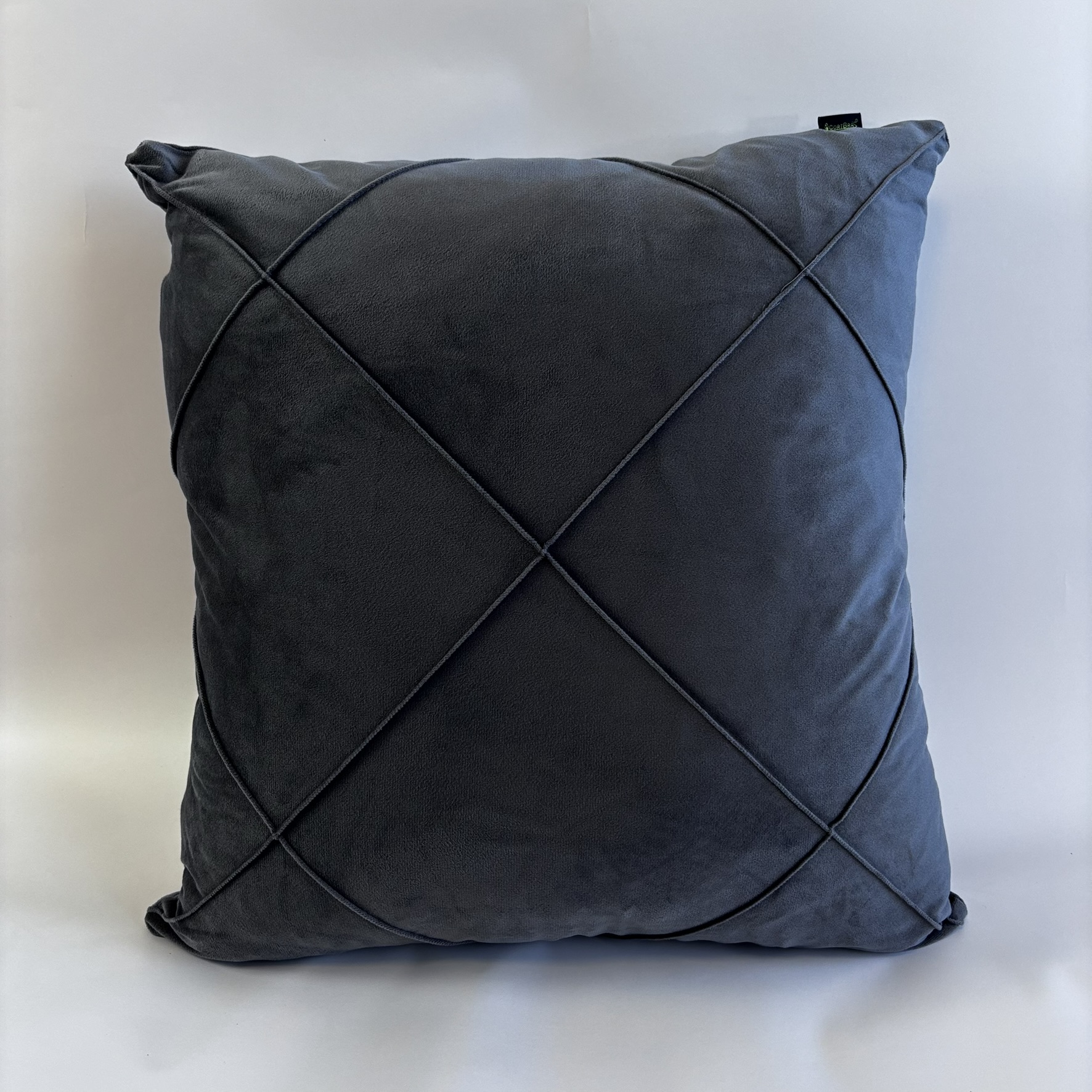 CAPA PARA ALMOFADA 50 X 50 CM  VELUDO SUEDE CINZA COM DETALHES EM LOSANGO NA COSTURA 