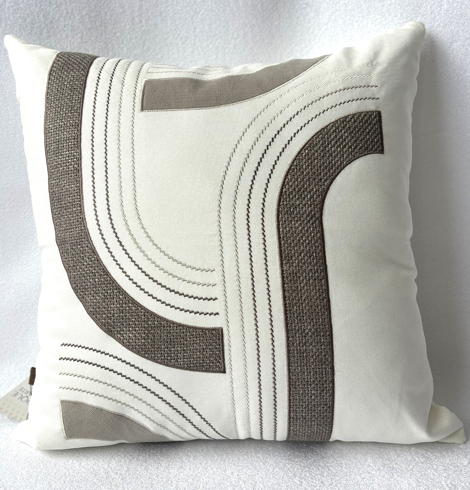 ALMOFADA 55X55 CRU COM APLIQUE BEGE