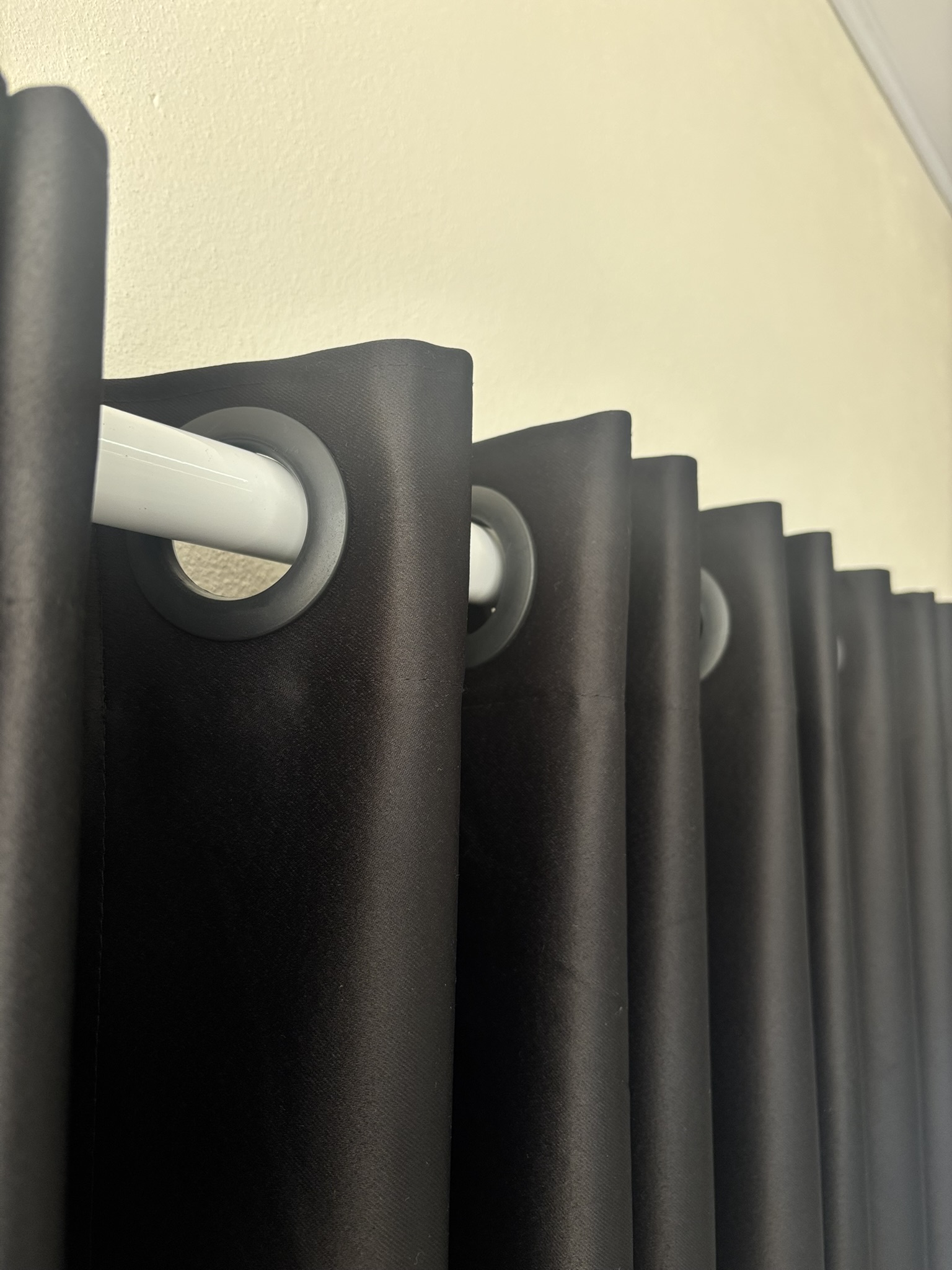 CORTINA C/ ILHOS BLACKOUT PRETO