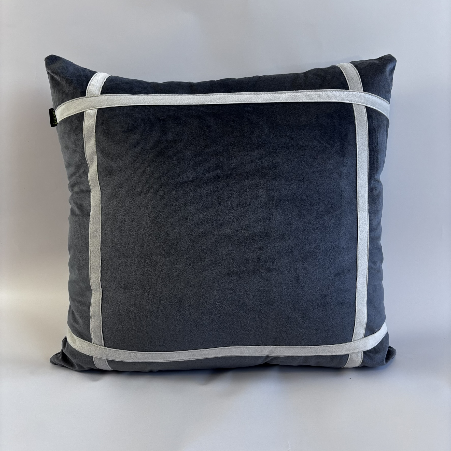 CAPA PARA ALMOFADA 50 X 50 CM  VELUDO SUEDE CINZA COM DETALHES EM VELUDO CRU