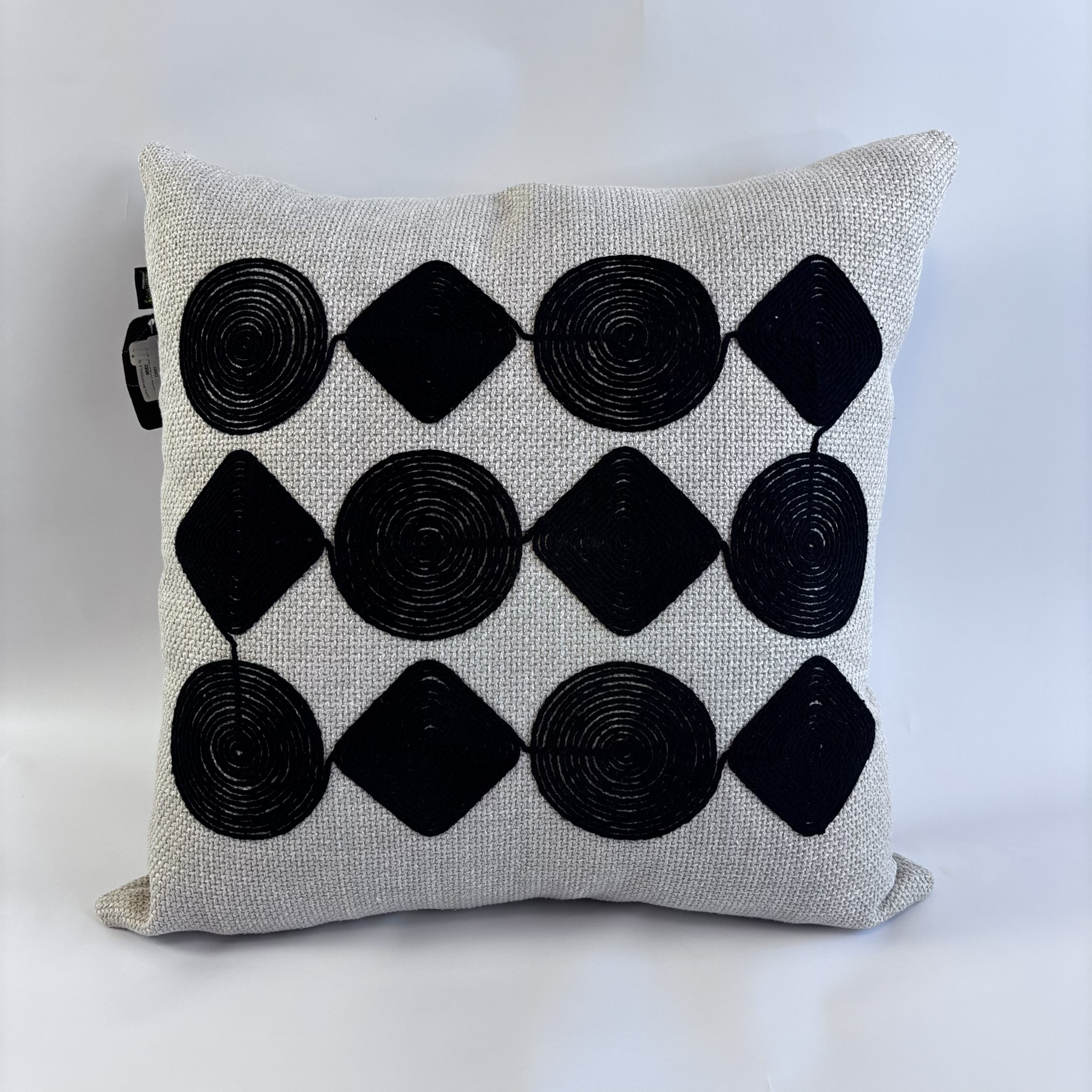 CAPA PARA ALMOFADA 50 X 50 CM  TRAMADO BEGE CLARO COM BORDADO  PRETO