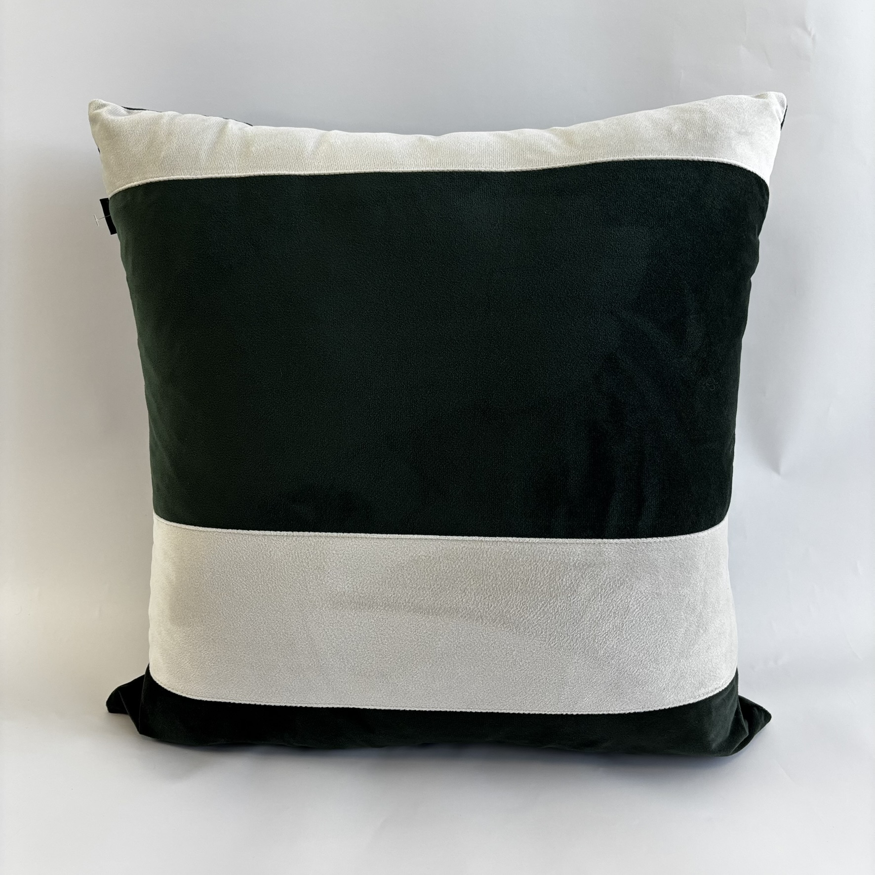 CAPA PARA ALMOFADA 50 X 50 CM  VELUDO SUEDE VERDE MUSGO COM FAIXAS EM VELUDO CRU