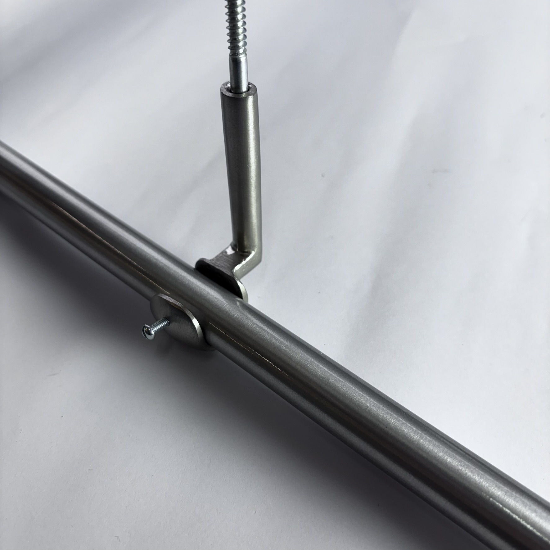 SUPORTE DE TETO PARA VARAO DE CORTINA COM  19mm  ILHOS - AÇO ESCOVADO
