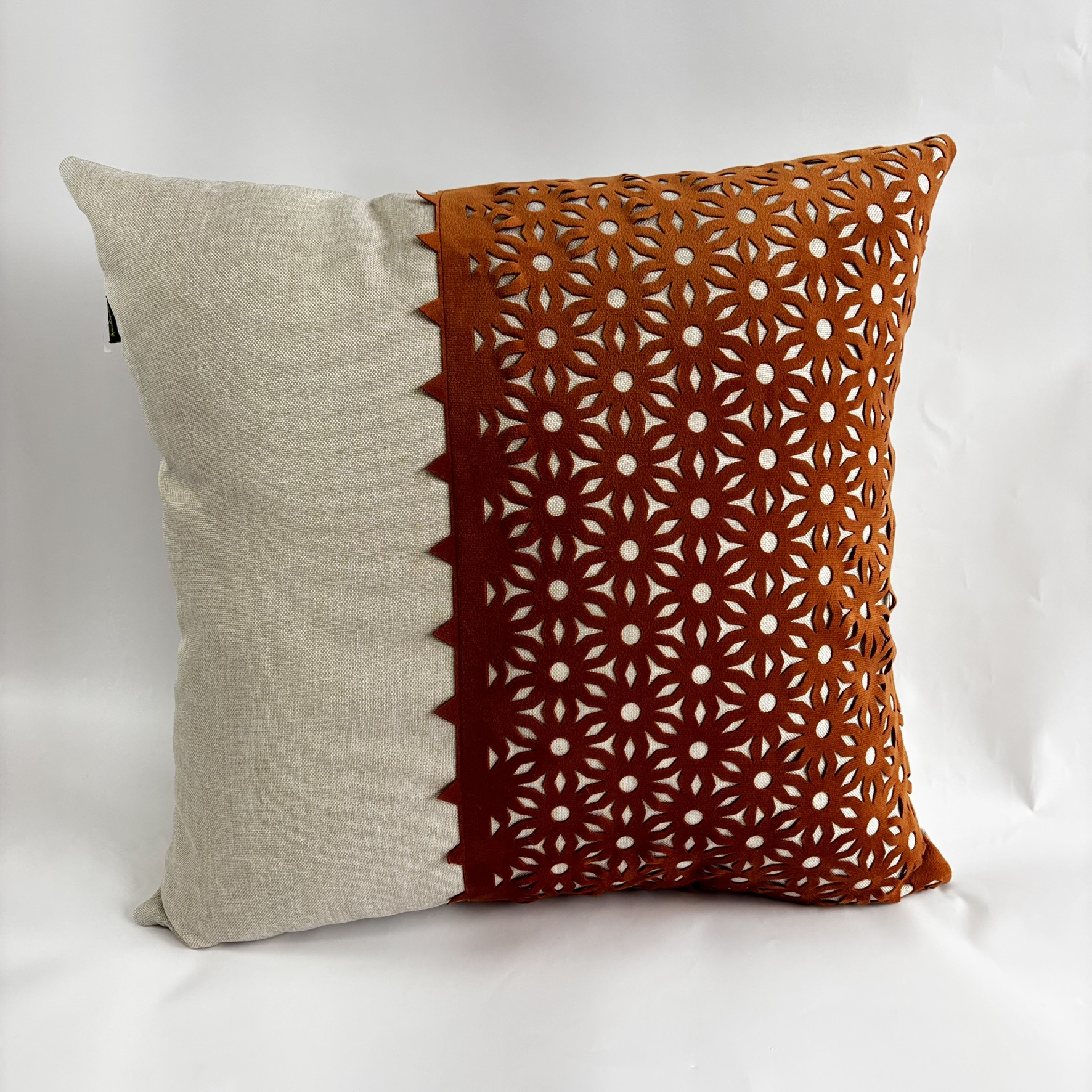 CAPA PARA ALMOFADA 50 X 50 CM LINHO BEGE COM DETALHE EM SUEDE CARAMELO COM CORTE A LASER