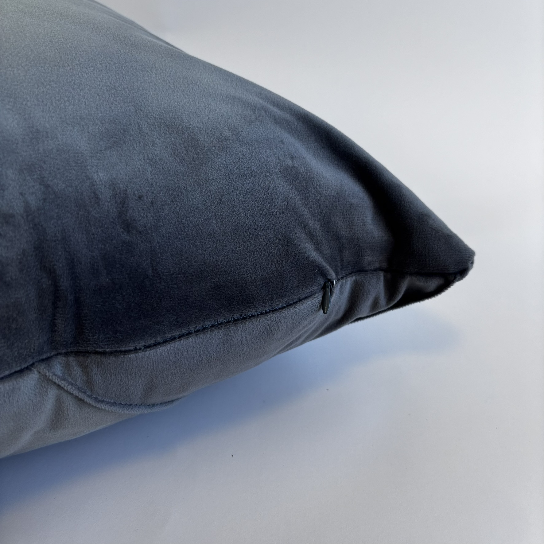 CAPA PARA ALMOFADA 50 X 50 CM  VELUDO SUEDE CINZA COM DETALHES EM LOSANGO NA COSTURA 