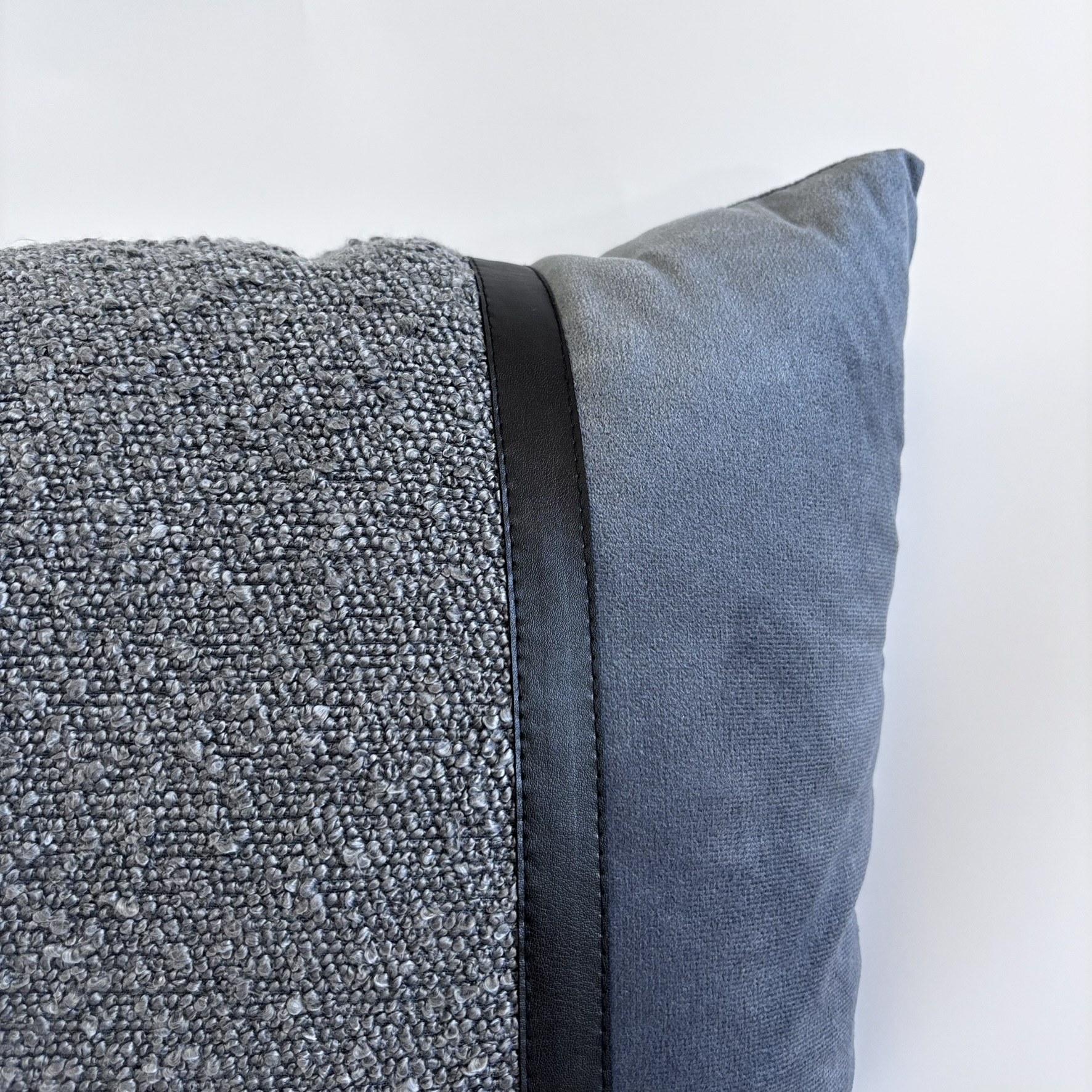CAPA PARA ALMOFADA 50 X 50 CM  VELUDO SUEDE CINZA COM DETALHES EM BOUCLÊ