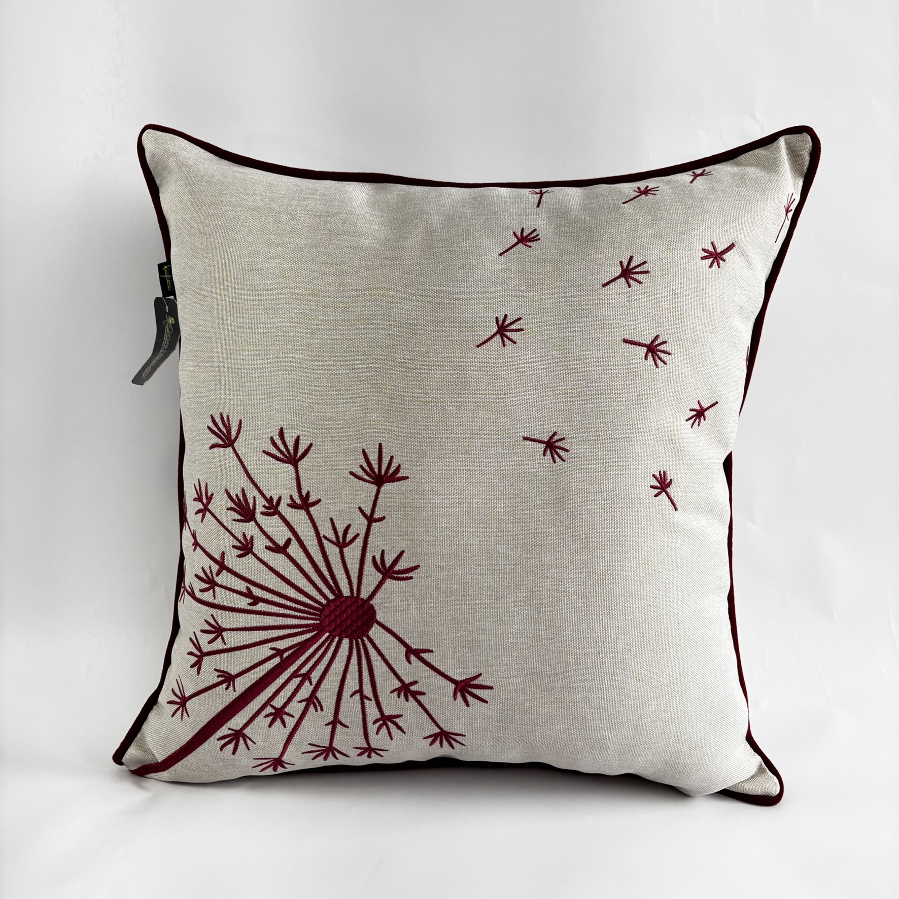 CAPA PARA ALMOFADA 50 X 50 CM  LINHO BEGE COM  BORDADO FLORAL CEREJA