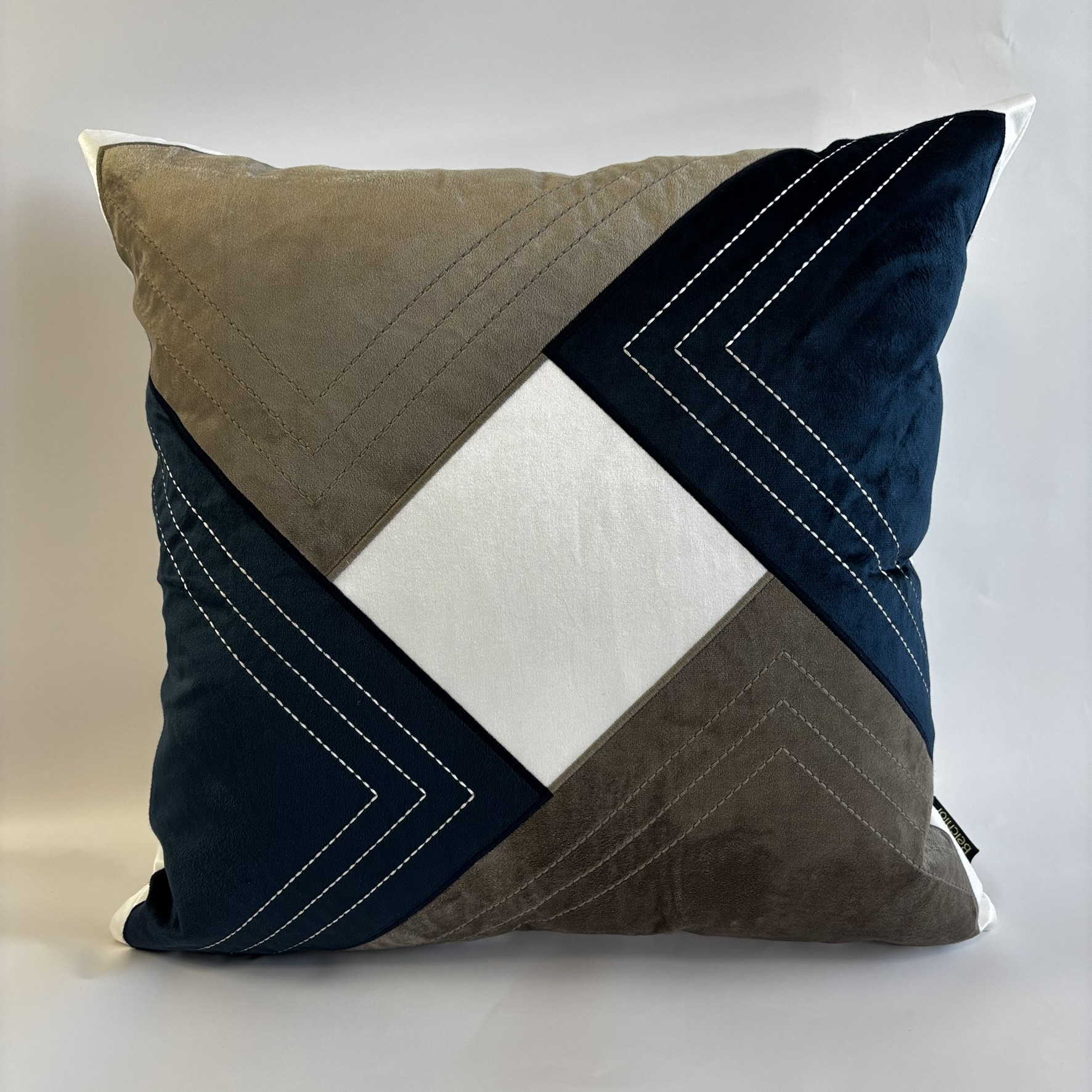 CAPA PARA ALMOFADA 50 X 50 CM SHANTUNG BRANCO COM APLIQUE AZUL MARINHO 